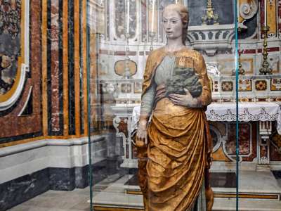� alta 172 centimetri, costruita in pietra di Nanto (roccia tipica dei veneti colli Berici)...